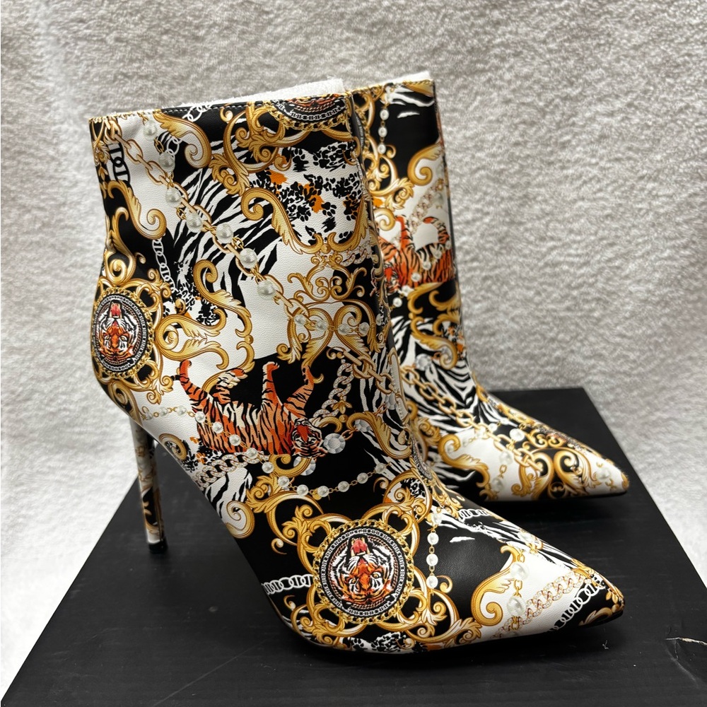 BRAND NEW! Anne Michelle Black and Gold ankle heel boots🐯Fancy and comfy!💛✨